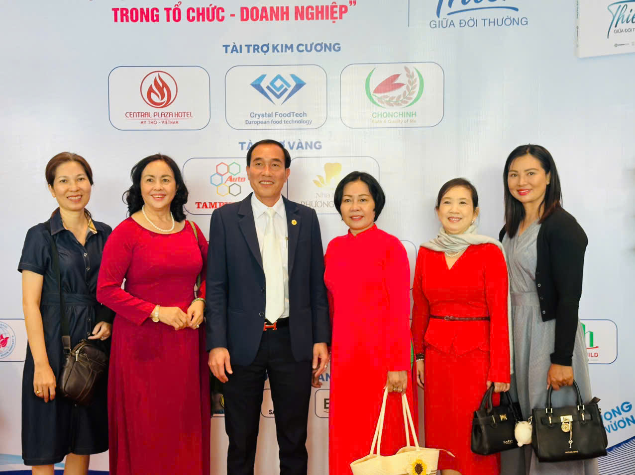 Đại diện Hội Nữ Doanh nhân tỉnh Đồng Tháp tham dự và chúc mừng lễ ra mắt